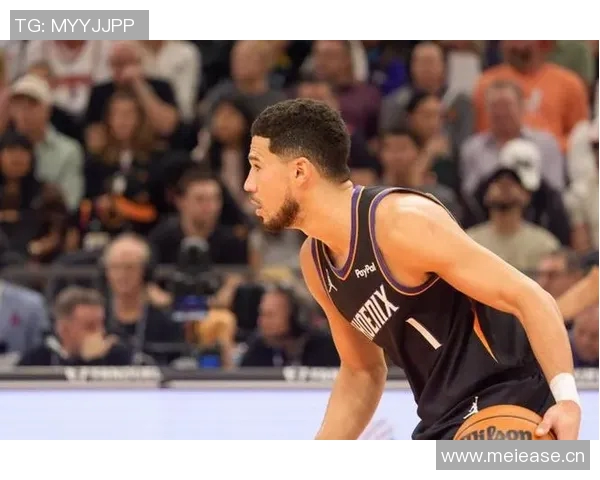 布克半场表现平平仅得8分2板5助球队状态堪忧需加强进攻效率 布克半场表现平平仅得8分2板5助球队状态堪忧需加强进攻效率