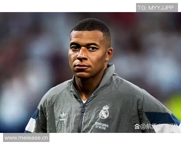 姆巴佩赛后与恩里克亲切交流并向前队友们表达一致意见