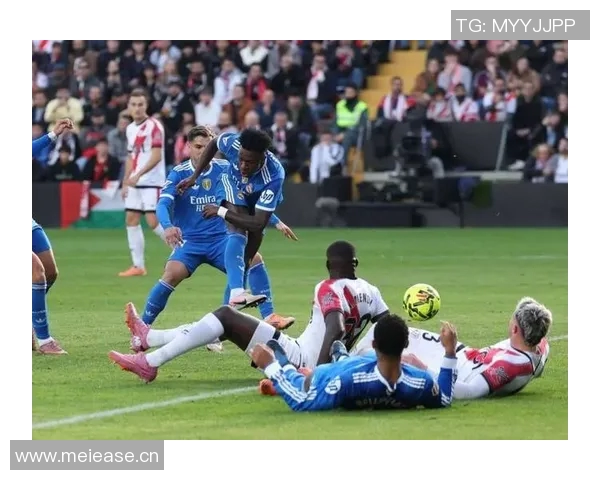 多特球员与教练对漏判点球提出质疑主裁回应拉扯轻微且无效