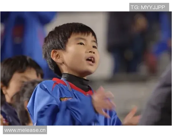 费尔明回乡参加巴萨球迷协会成立活动与球迷亲密互动签名留念