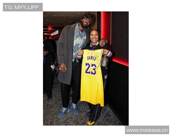 慈世平分享湖人亲子活动瞬间感谢东契奇詹姆斯与孙女合影留念 慈世平分享湖人亲子活动瞬间感谢东契奇詹姆斯与孙女合影留念